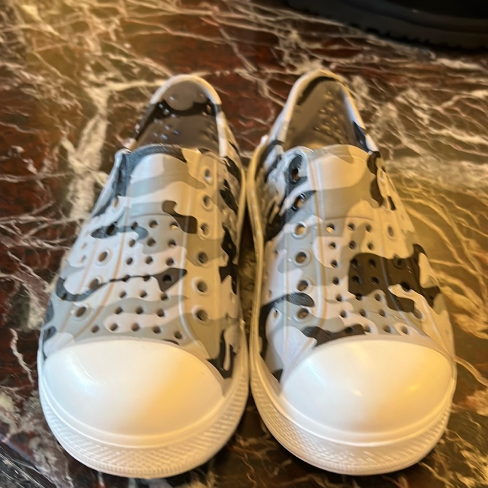 Water slip on JOSMO Shoes hardly worn